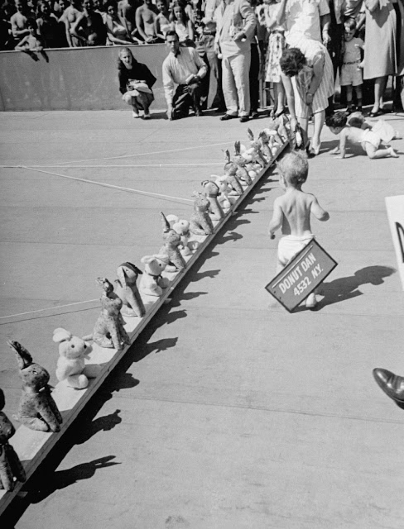 Derby in diapers: how were the retro races of crawling babies