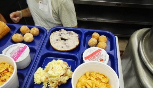 Desayuno en un refugio estadounidense para personas sin hogar