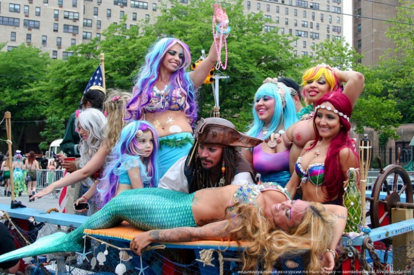 Desfile de sirenas: el buen espectáculo de monstruos de Brooklyn Desfile de sirenas: el buen espectáculo de monstruos de Brooklyn