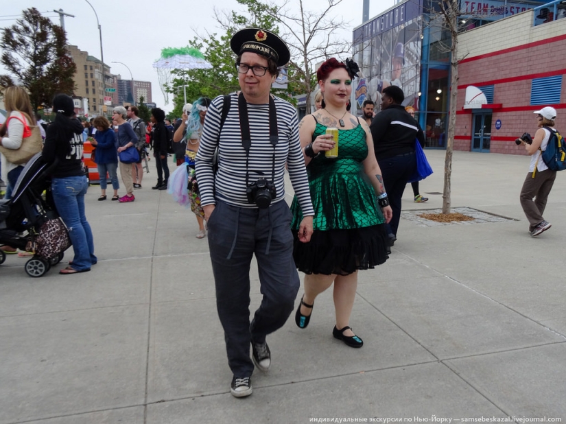 Desfile de sirenas: el buen espectáculo de monstruos de Brooklyn Desfile de sirenas: el buen espectáculo de monstruos de Brooklyn