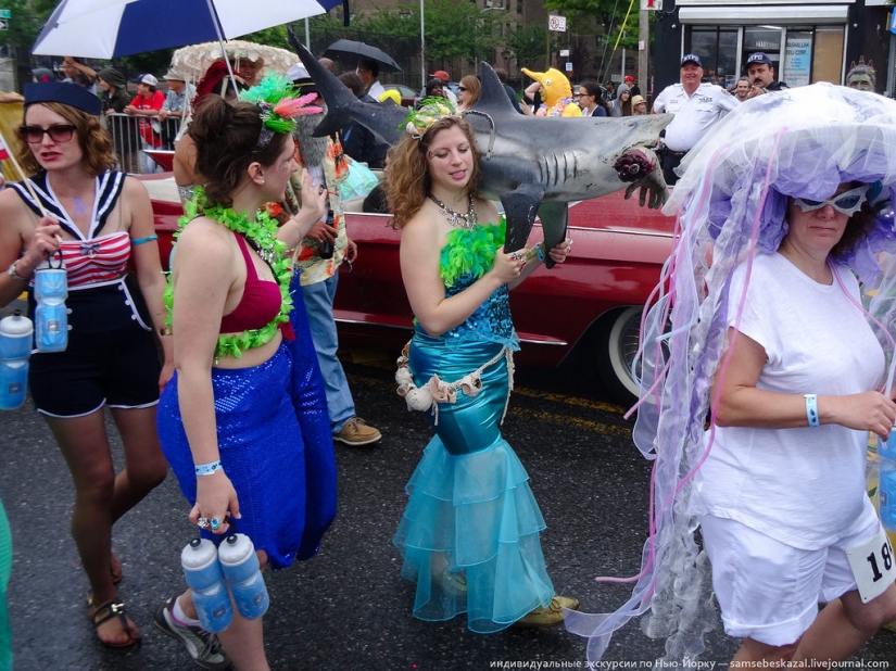 Desfile de sirenas: el buen espectáculo de monstruos de Brooklyn Desfile de sirenas: el buen espectáculo de monstruos de Brooklyn