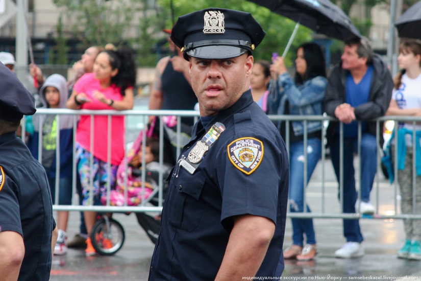 Desfile de sirenas: el buen espectáculo de monstruos de Brooklyn Desfile de sirenas: el buen espectáculo de monstruos de Brooklyn