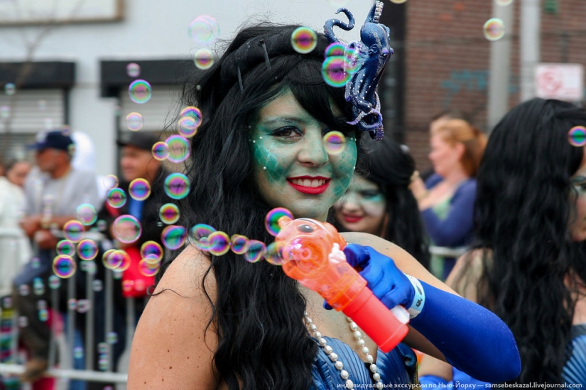 Desfile de sirenas: el buen espectáculo de monstruos de Brooklyn Desfile de sirenas: el buen espectáculo de monstruos de Brooklyn