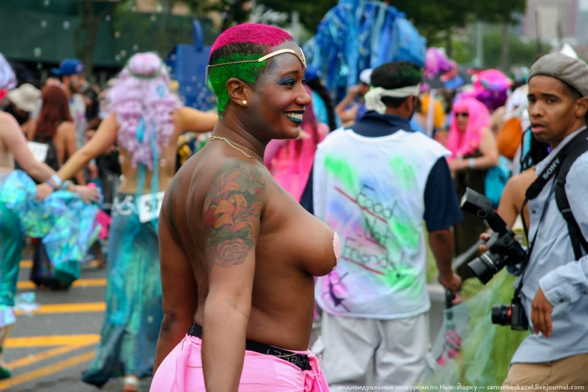 Desfile de sirenas: el buen espectáculo de monstruos de Brooklyn Desfile de sirenas: el buen espectáculo de monstruos de Brooklyn