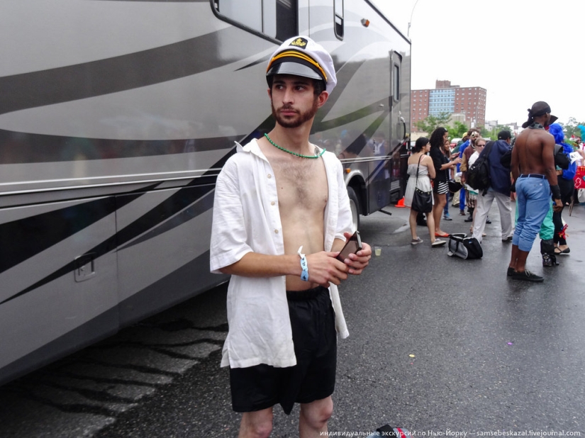 Desfile de sirenas: el buen espectáculo de monstruos de Brooklyn Desfile de sirenas: el buen espectáculo de monstruos de Brooklyn