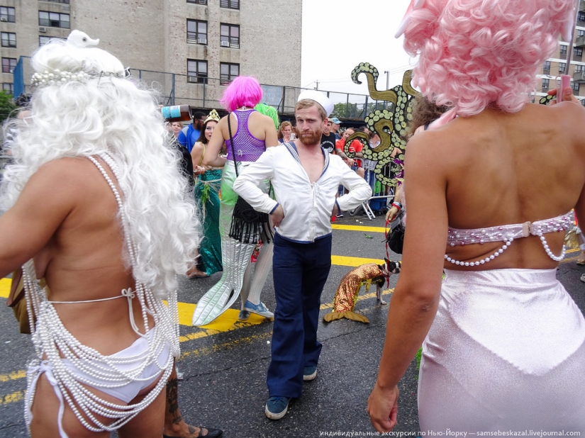 Desfile de sirenas: el buen espectáculo de monstruos de Brooklyn Desfile de sirenas: el buen espectáculo de monstruos de Brooklyn