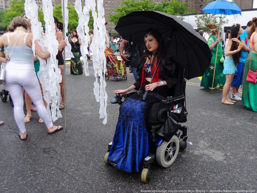 Desfile de sirenas: el buen espectáculo de monstruos de Brooklyn Desfile de sirenas: el buen espectáculo de monstruos de Brooklyn