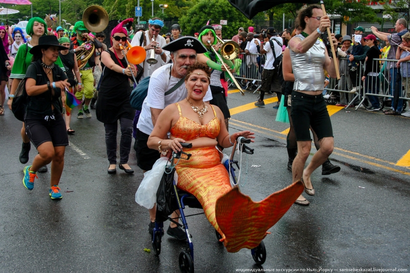 Desfile de sirenas: el buen espectáculo de monstruos de Brooklyn Desfile de sirenas: el buen espectáculo de monstruos de Brooklyn