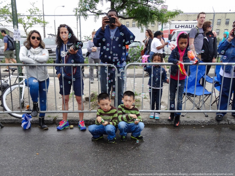 Desfile de sirenas: el buen espectáculo de monstruos de Brooklyn Desfile de sirenas: el buen espectáculo de monstruos de Brooklyn