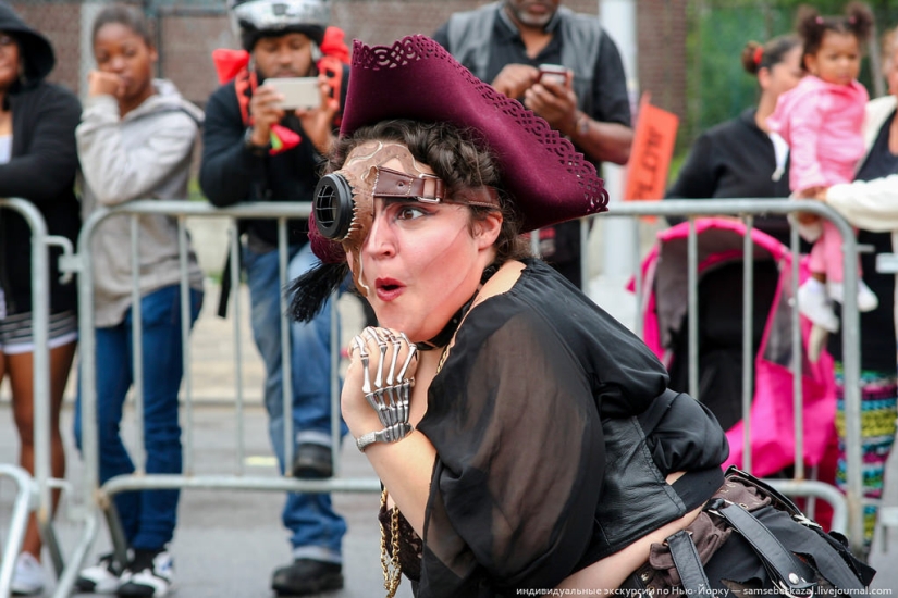 Desfile de sirenas: el buen espectáculo de monstruos de Brooklyn Desfile de sirenas: el buen espectáculo de monstruos de Brooklyn