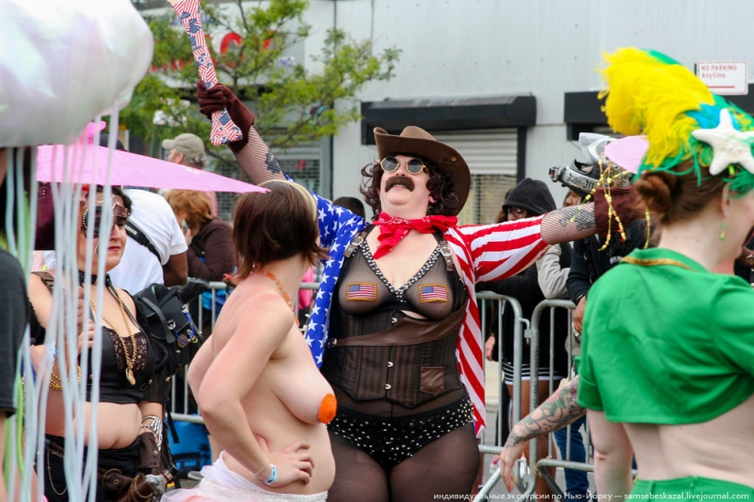 Desfile de sirenas: el buen espectáculo de monstruos de Brooklyn Desfile de sirenas: el buen espectáculo de monstruos de Brooklyn