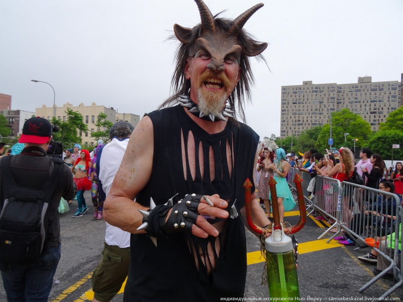 Desfile de sirenas: el buen espectáculo de monstruos de Brooklyn Desfile de sirenas: el buen espectáculo de monstruos de Brooklyn
