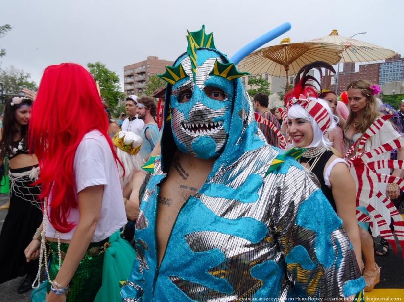 Desfile de sirenas: el buen espectáculo de monstruos de Brooklyn Desfile de sirenas: el buen espectáculo de monstruos de Brooklyn