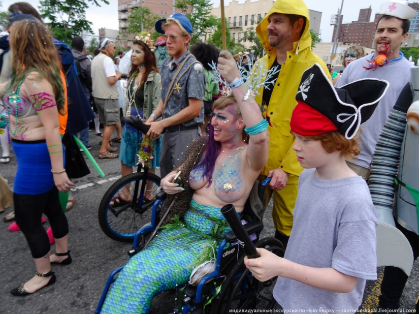 Desfile de sirenas: el buen espectáculo de monstruos de Brooklyn Desfile de sirenas: el buen espectáculo de monstruos de Brooklyn