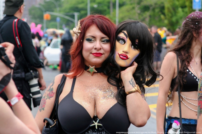 Desfile de sirenas: el buen espectáculo de monstruos de Brooklyn Desfile de sirenas: el buen espectáculo de monstruos de Brooklyn