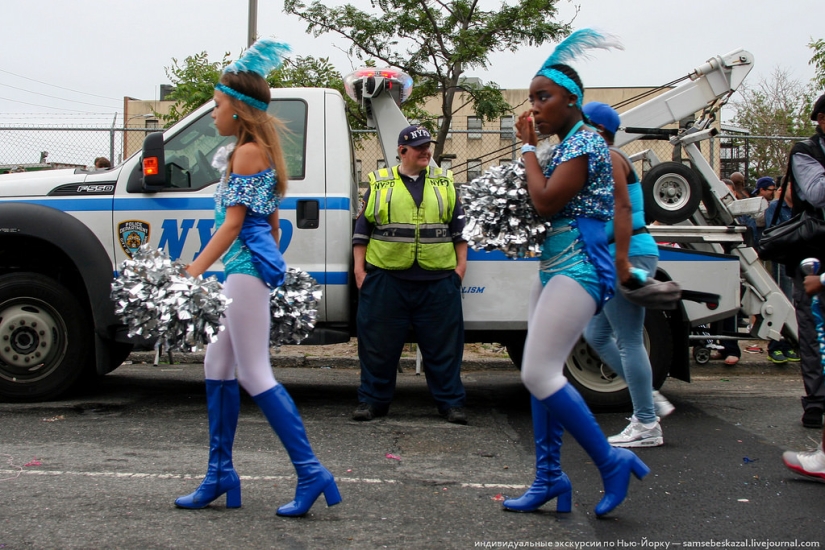 Desfile de sirenas: el buen espectáculo de monstruos de Brooklyn Desfile de sirenas: el buen espectáculo de monstruos de Brooklyn