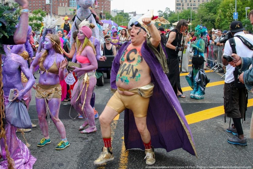 Desfile de sirenas: el buen espectáculo de monstruos de Brooklyn Desfile de sirenas: el buen espectáculo de monstruos de Brooklyn