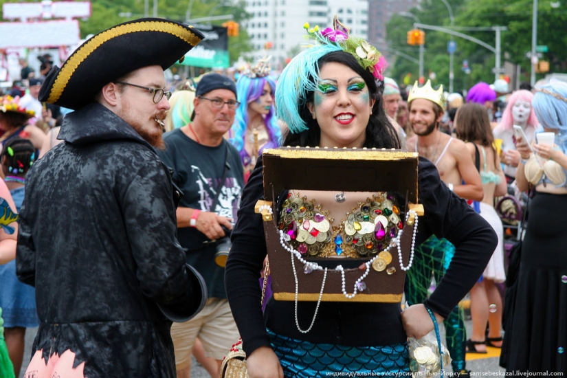 Desfile de sirenas: el buen espectáculo de monstruos de Brooklyn Desfile de sirenas: el buen espectáculo de monstruos de Brooklyn