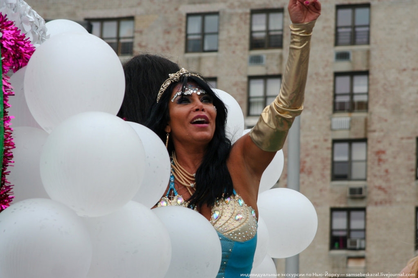 Desfile de sirenas: el buen espectáculo de monstruos de Brooklyn Desfile de sirenas: el buen espectáculo de monstruos de Brooklyn