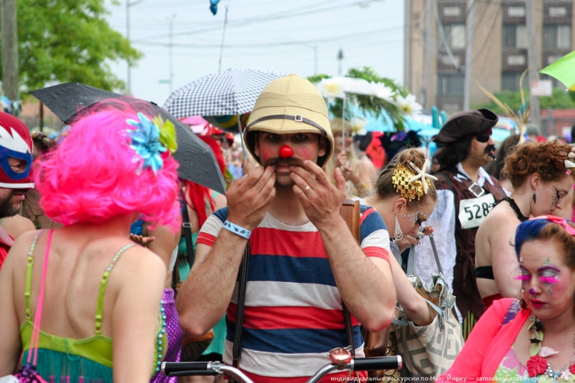 Desfile de sirenas: el buen espectáculo de monstruos de Brooklyn Desfile de sirenas: el buen espectáculo de monstruos de Brooklyn
