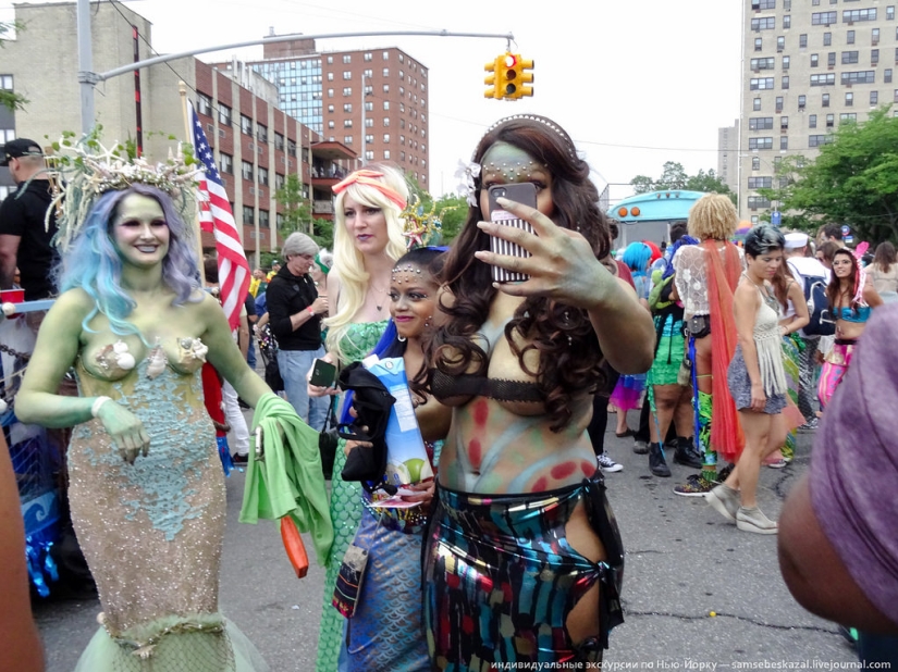 Desfile de sirenas: el buen espectáculo de monstruos de Brooklyn Desfile de sirenas: el buen espectáculo de monstruos de Brooklyn