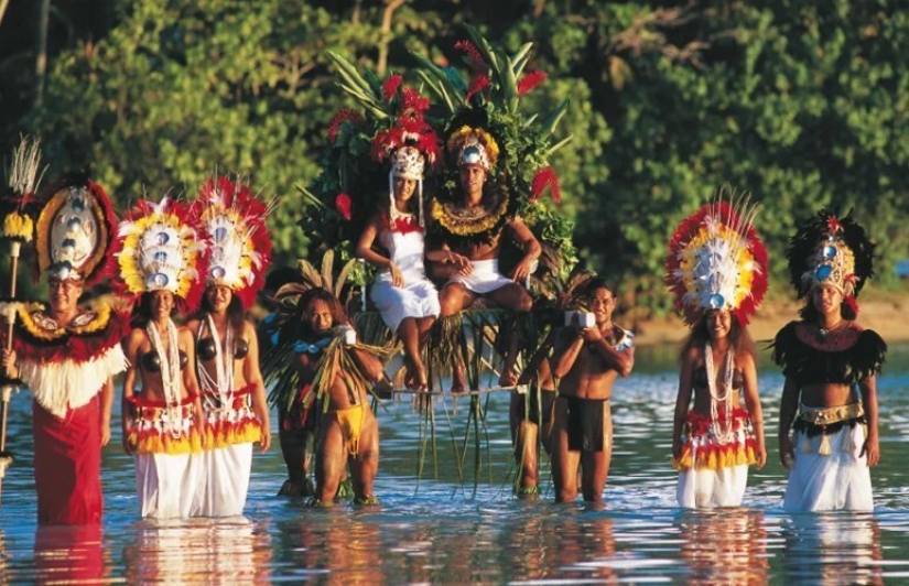 “Deshazte de lo que llena”: cómo las novias en Polinesia conectan con todos los invitados