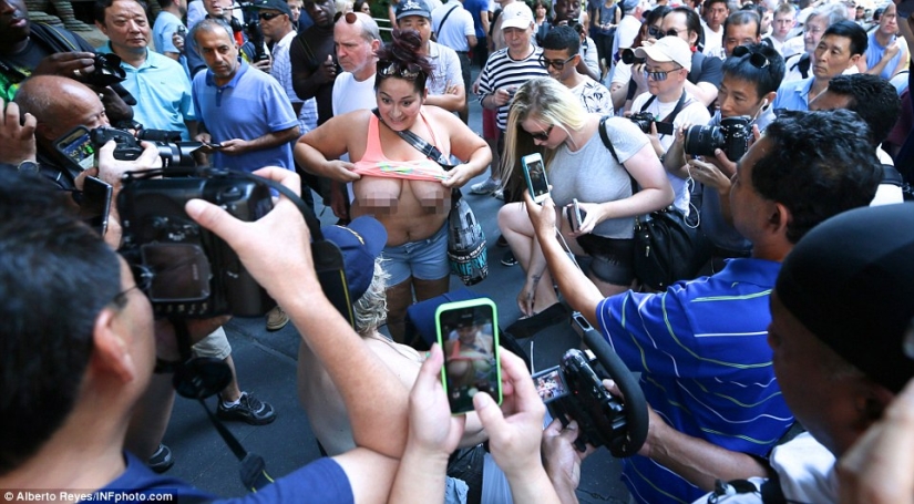 Desnudas en la acera: en el" Día del topless", las mujeres estadounidenses salieron a las calles con los senos desnudos en defensa de la igualdad de género