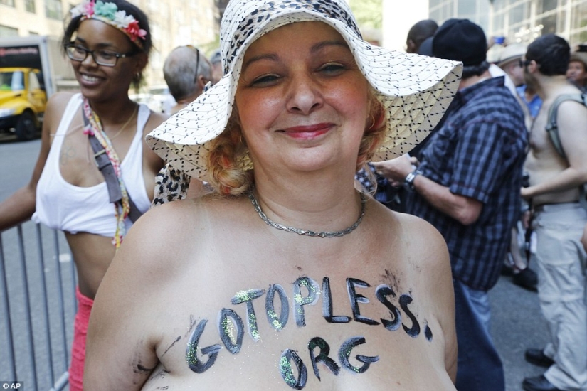 Desnudas en la acera: en el" Día del topless", las mujeres estadounidenses salieron a las calles con los senos desnudos en defensa de la igualdad de género