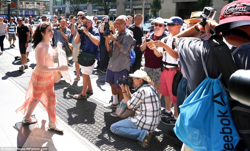 Desnudas en la acera: en el" Día del topless", las mujeres estadounidenses salieron a las calles con los senos desnudos en defensa de la igualdad de género