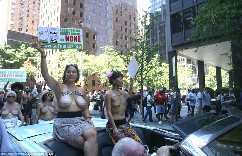 Desnudas en la acera: en el" Día del topless", las mujeres estadounidenses salieron a las calles con los senos desnudos en defensa de la igualdad de género