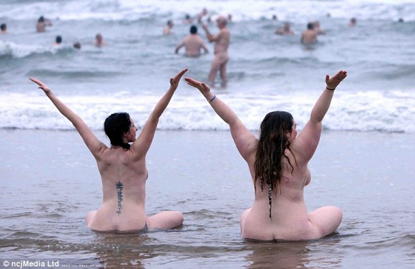 Desnudos: cientos de británicos se bañaron desnudos en el Mar del Norte con fines benéficos