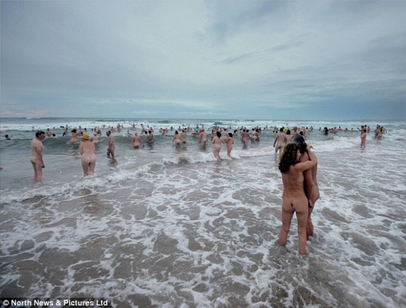 Desnudos: cientos de británicos se bañaron desnudos en el Mar del Norte con fines benéficos