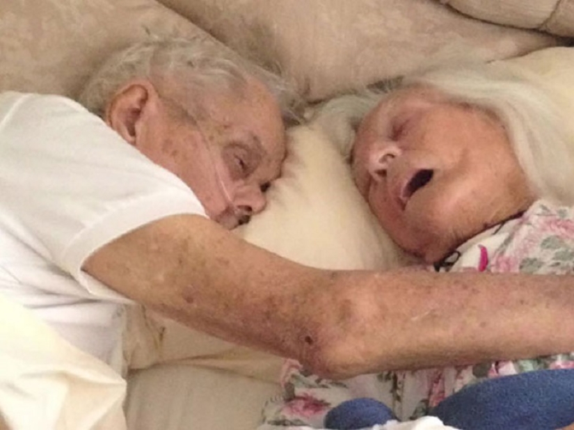 Después de 75 años de matrimonio, murieron al mismo tiempo, en los brazos del otro Después de 75 años de matrimonio, murieron al mismo tiempo, en los brazos del otro