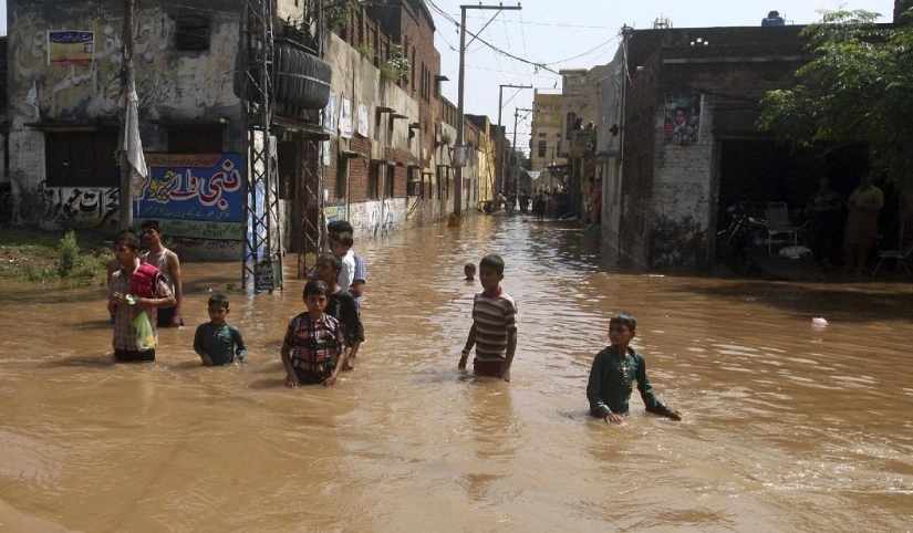 Devastating floods in India and Pakistan Devastating floods in India and Pakistan