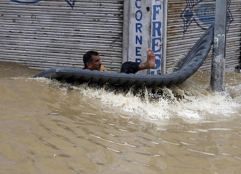 Devastating floods in India and Pakistan Devastating floods in India and Pakistan