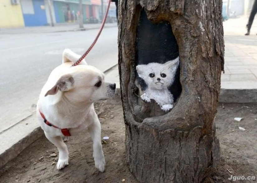 Dibujos en los árboles animan a la gente del pueblo