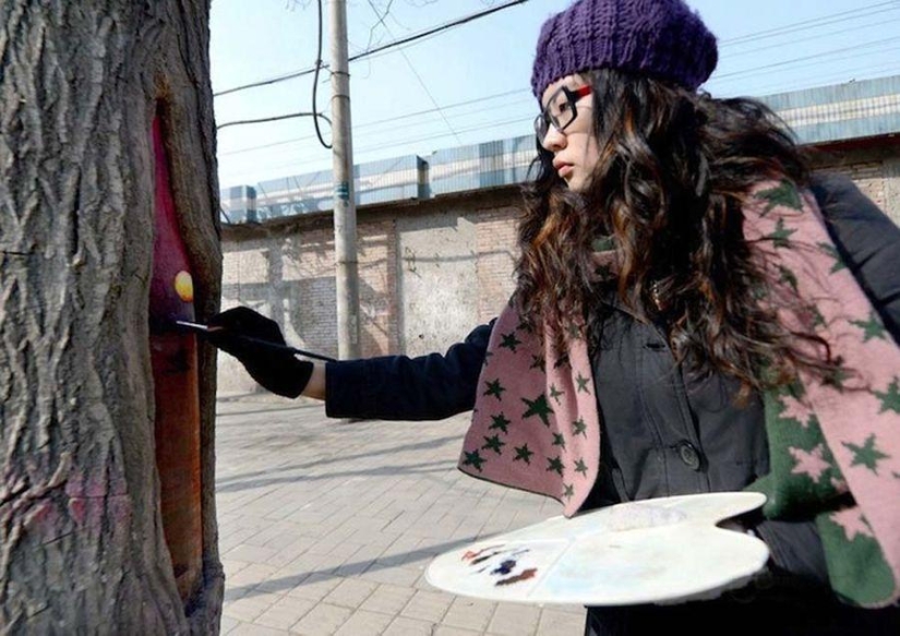 Dibujos en los árboles animan a la gente del pueblo