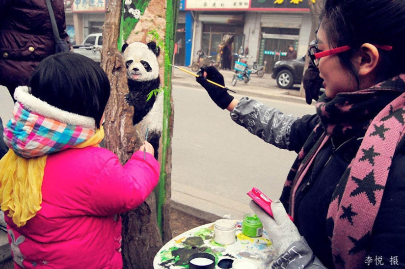 Dibujos en los árboles animan a la gente del pueblo