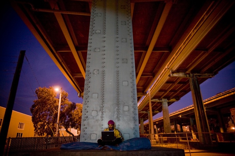 Digital homeless: 10 homeless bloggers Digital homeless: 10 homeless bloggers