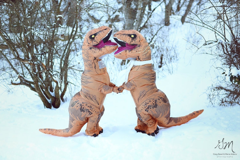 Dinosaurs are extinct, but true love is alive! Dinosaurs are extinct, but true love is alive!