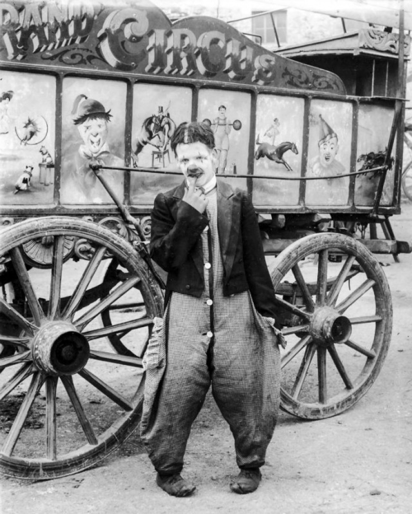 Disfraces extraños, acróbatas y payasos espeluznantes: fotografías de un circo ambulante en 1910