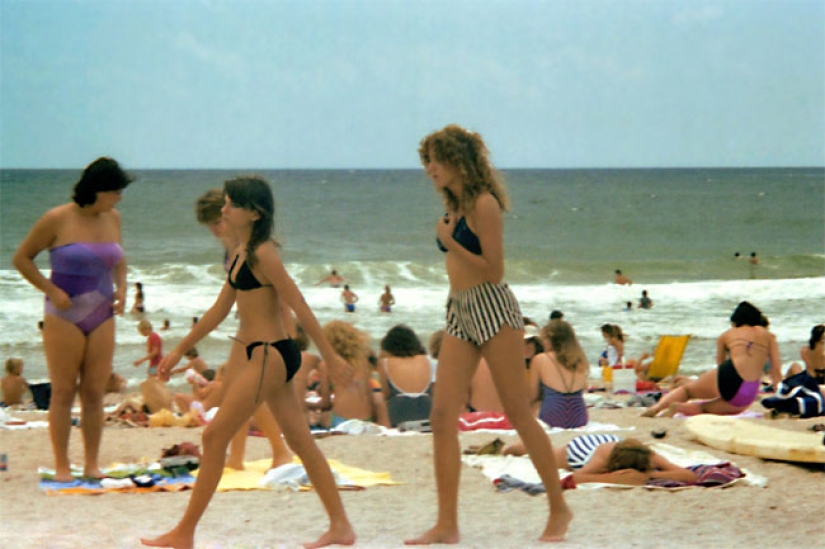 Divertidas y jóvenes mujeres americanas de los 80