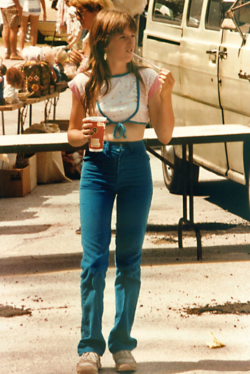 Divertidas y jóvenes mujeres americanas de los 80