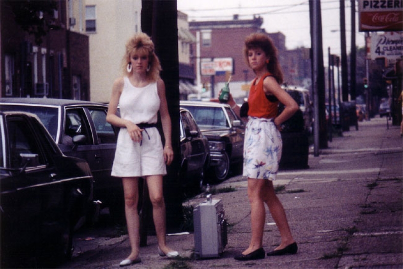 Divertidas y jóvenes mujeres americanas de los 80