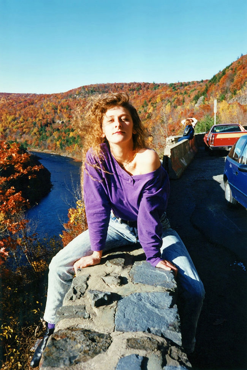 Divertidas y jóvenes mujeres americanas de los 80