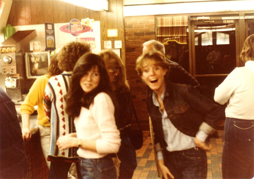 Divertidas y jóvenes mujeres americanas de los 80