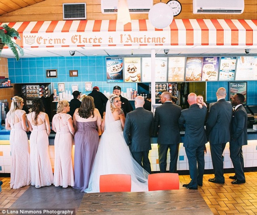 Don't be shy: the bride breastfed the baby right during the wedding