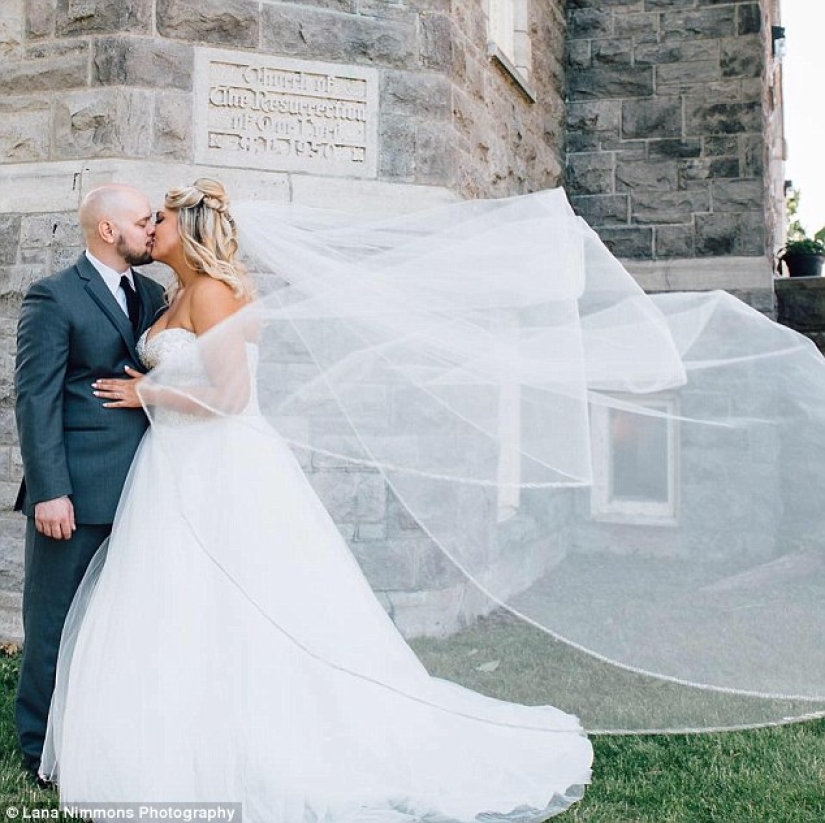 Don't be shy: the bride breastfed the baby right during the wedding
