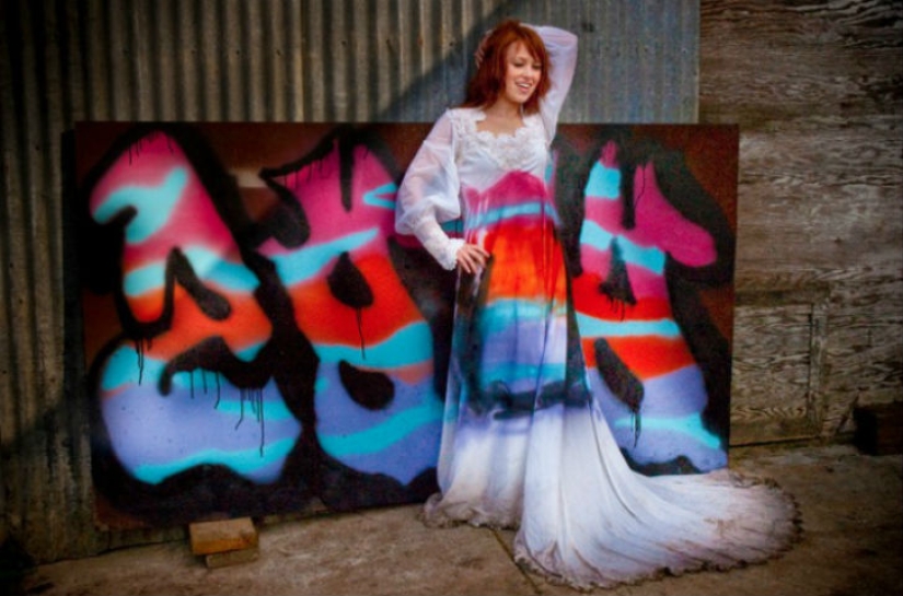 Dress in the trash - freaky wedding photography trend