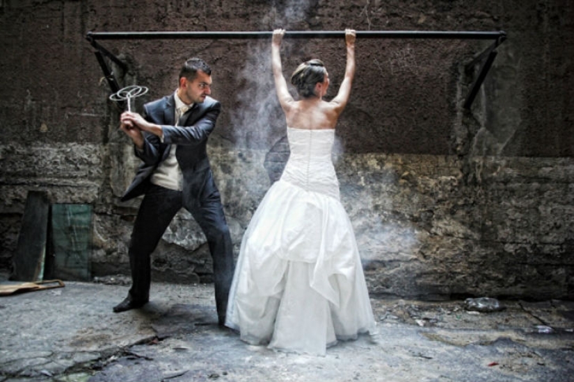 Dress in the trash - freaky wedding photography trend